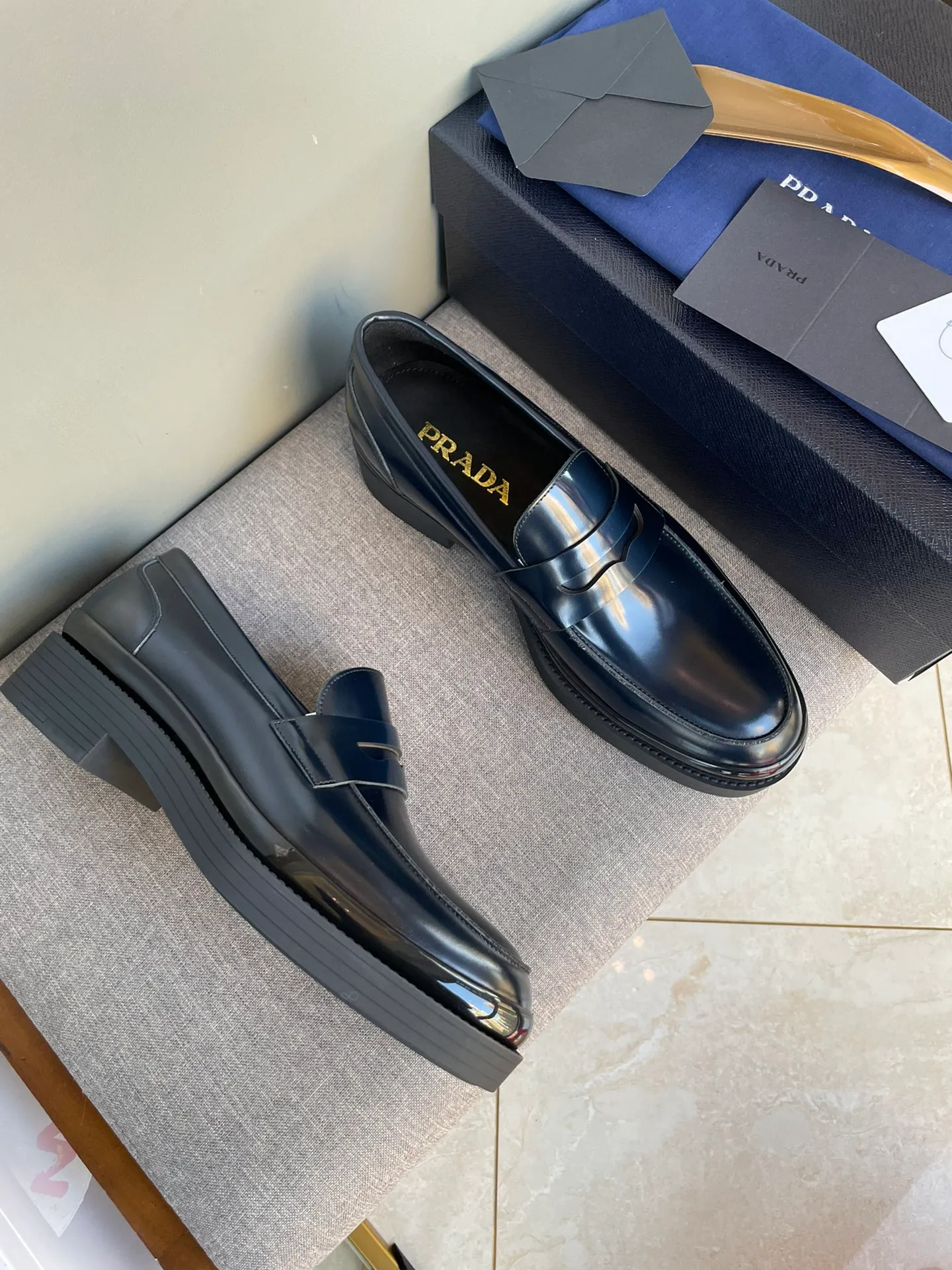 Men's shoes 💰860 💰Best recommendation✨PRADA Prada top purchasing quality imported upper with color-brushed edge beads carved toe design cowhide lining private molded TPU outsole non-slip, wear-resistant and elastic fashionable and versatile burgundy black blue 39-44 in stock (38, 45 customized for replacement, return and exchange)
